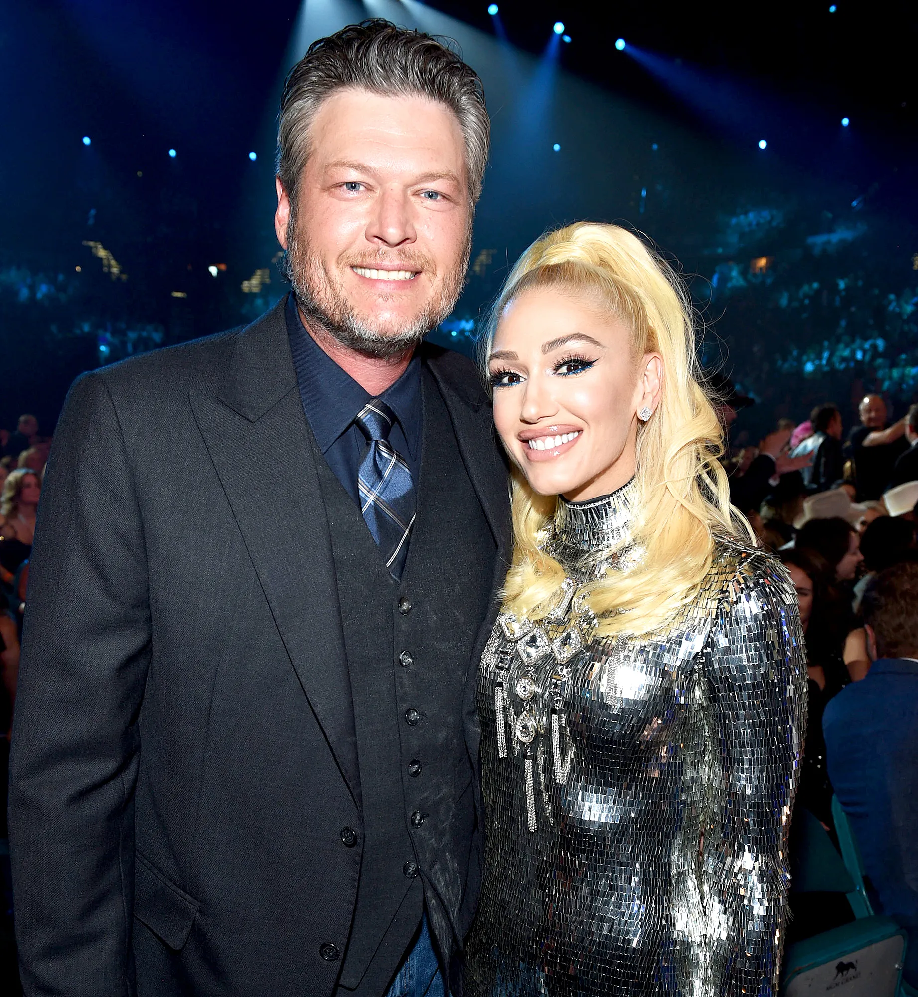 Gwen-Stefani-Blake-Shelton-Birthday-Balloon-and-kiss