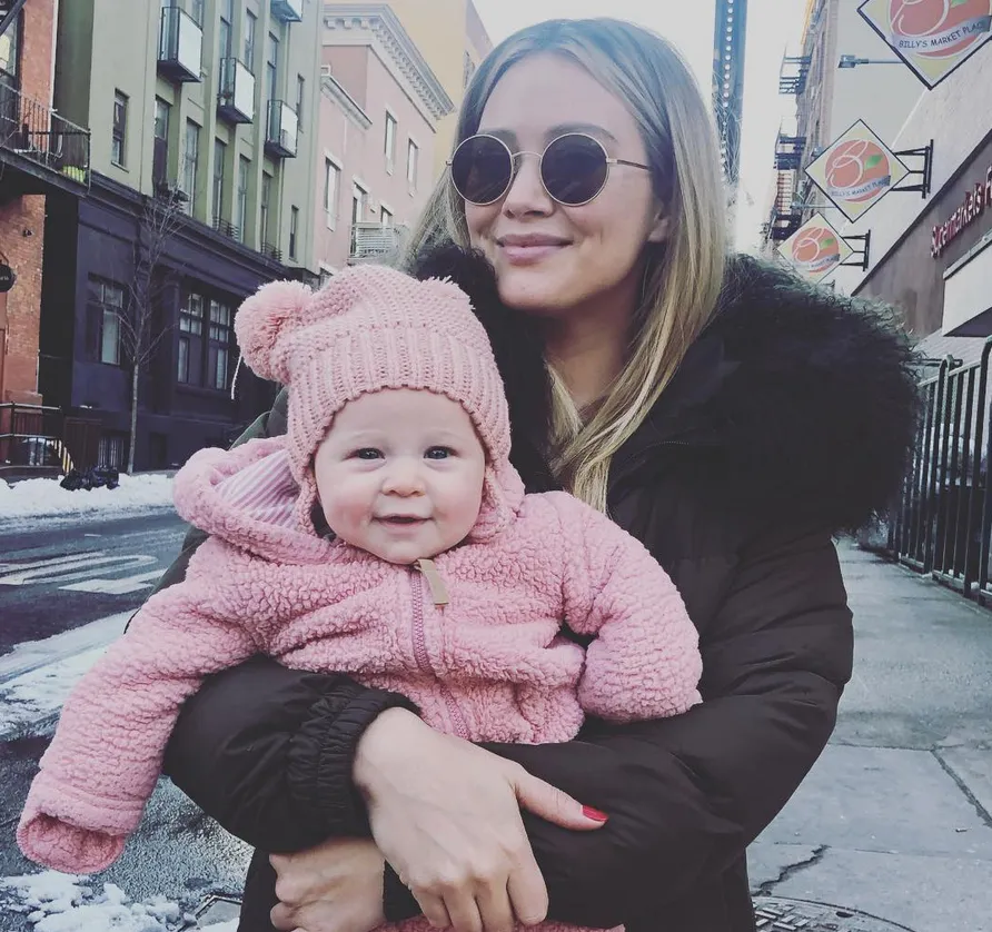 Hilary-Duff’s-Daughter-Banks-Playing-in-Dog’s-Water-Bowl-2