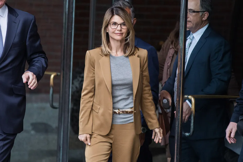 Lori Loughlin Team Wants FBI Notes Uncharged USC Parents