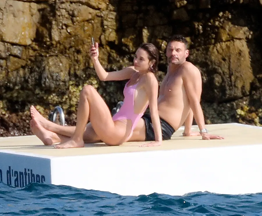 Ryan-Seacrest-kisses-Mystery-Woman-beach