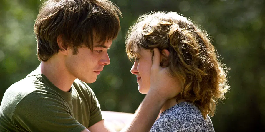 Stranger-Things-trailer-moments Jonathan Byers Charlie Heaton natalia dyer nancy wheeler