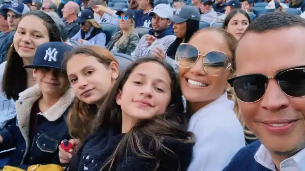 Alex-Rodriguez-Dances-With-Daughters-At-Jennifer-Lopez-Concert