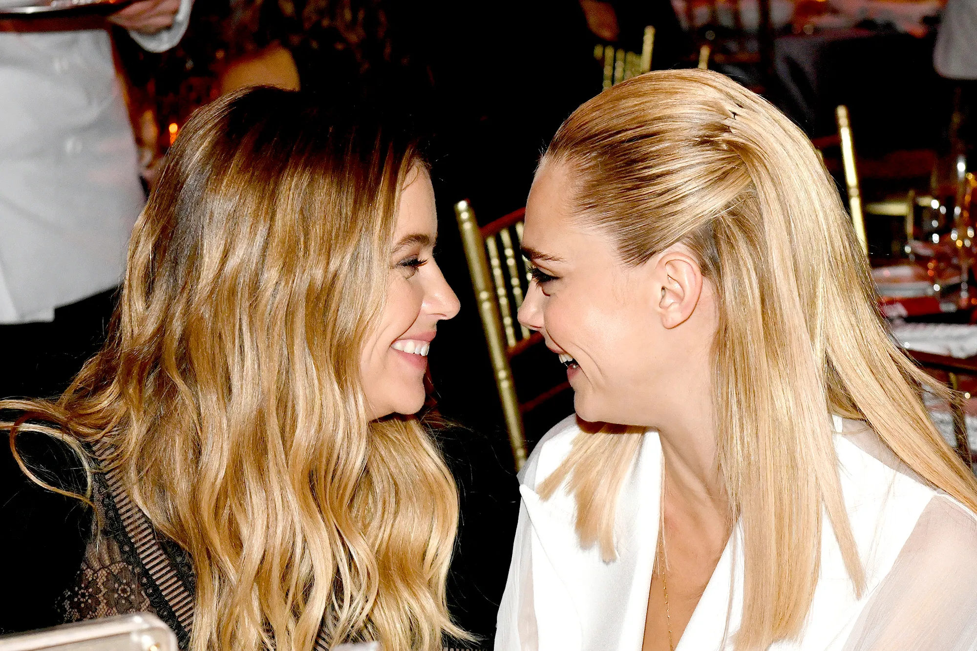 Ashley-Benson-and-Cara-Delevingne-in-love