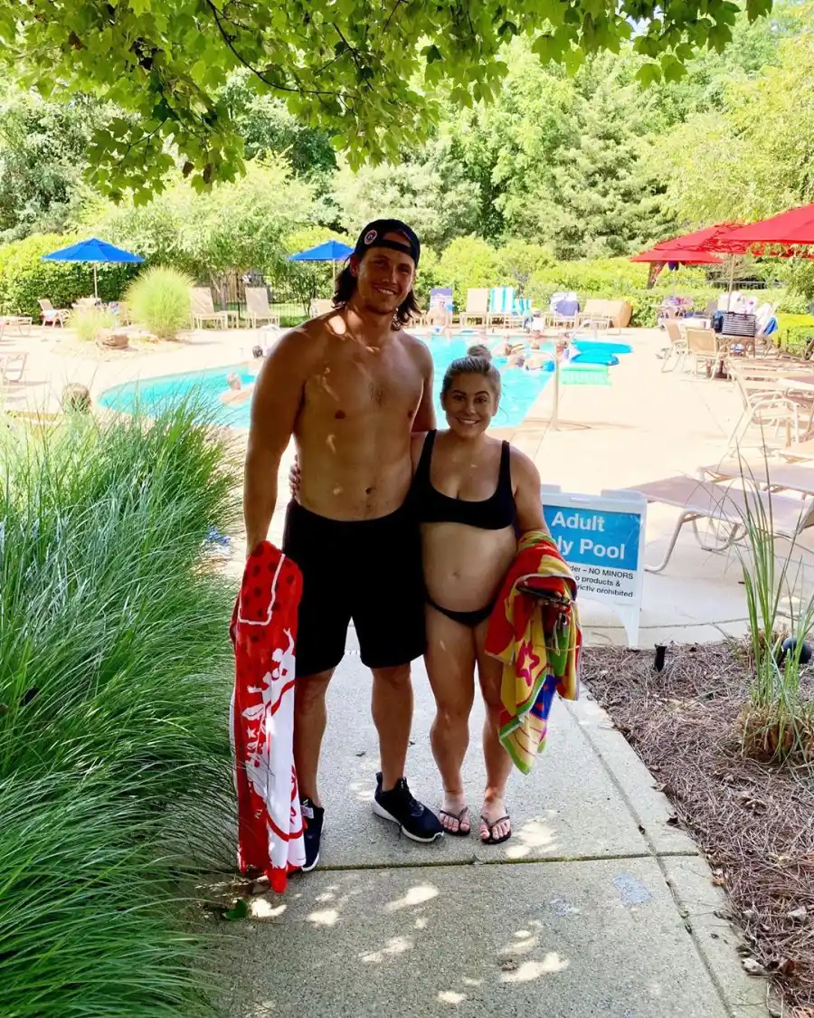Bikini baby bumps Shawn Johnson
