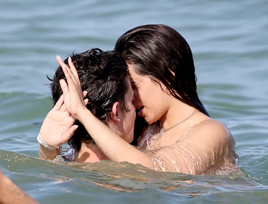 Camila-Cabello-Shawn-Mendes-kissing-Ocean-Pool-Miami