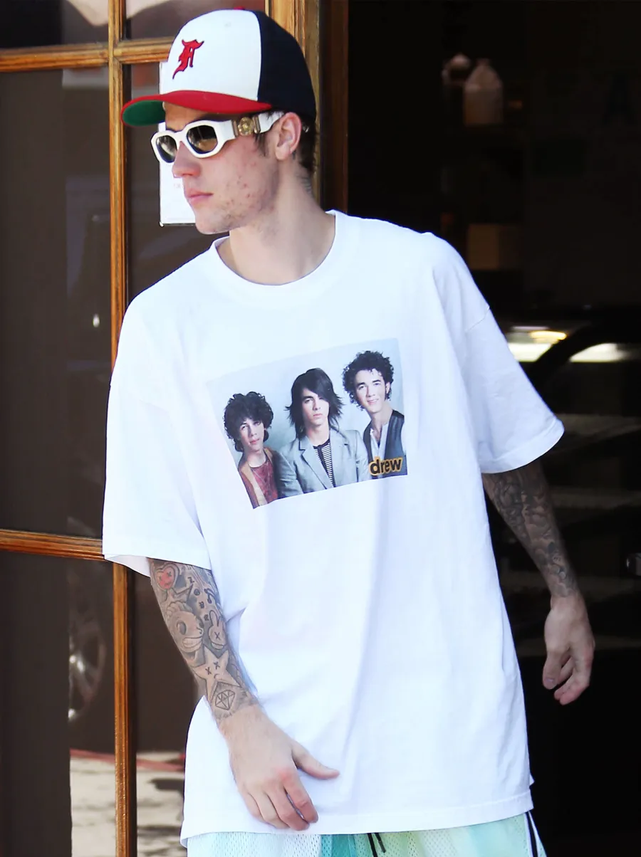 Celebs Wearing Celebs - Justin Bieber Wears The Jonas Brothers
