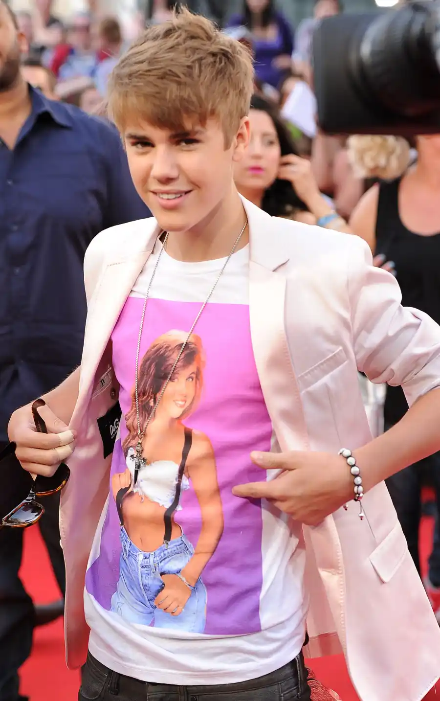 Celebs Wearing Celebs - Justin Bieber Wears Tiffani Thiessen