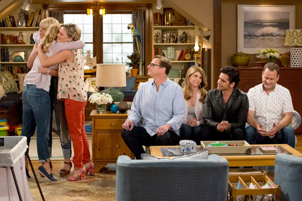 Fuller-House-cast-sticking-together