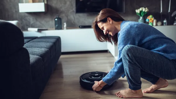Robotic vacuum cleaner maintenance