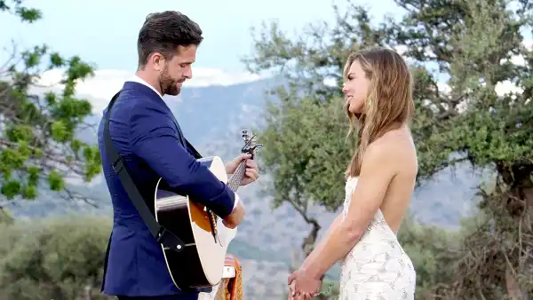 Jed-Wyatt-Hannah-Brown-finale-guitar