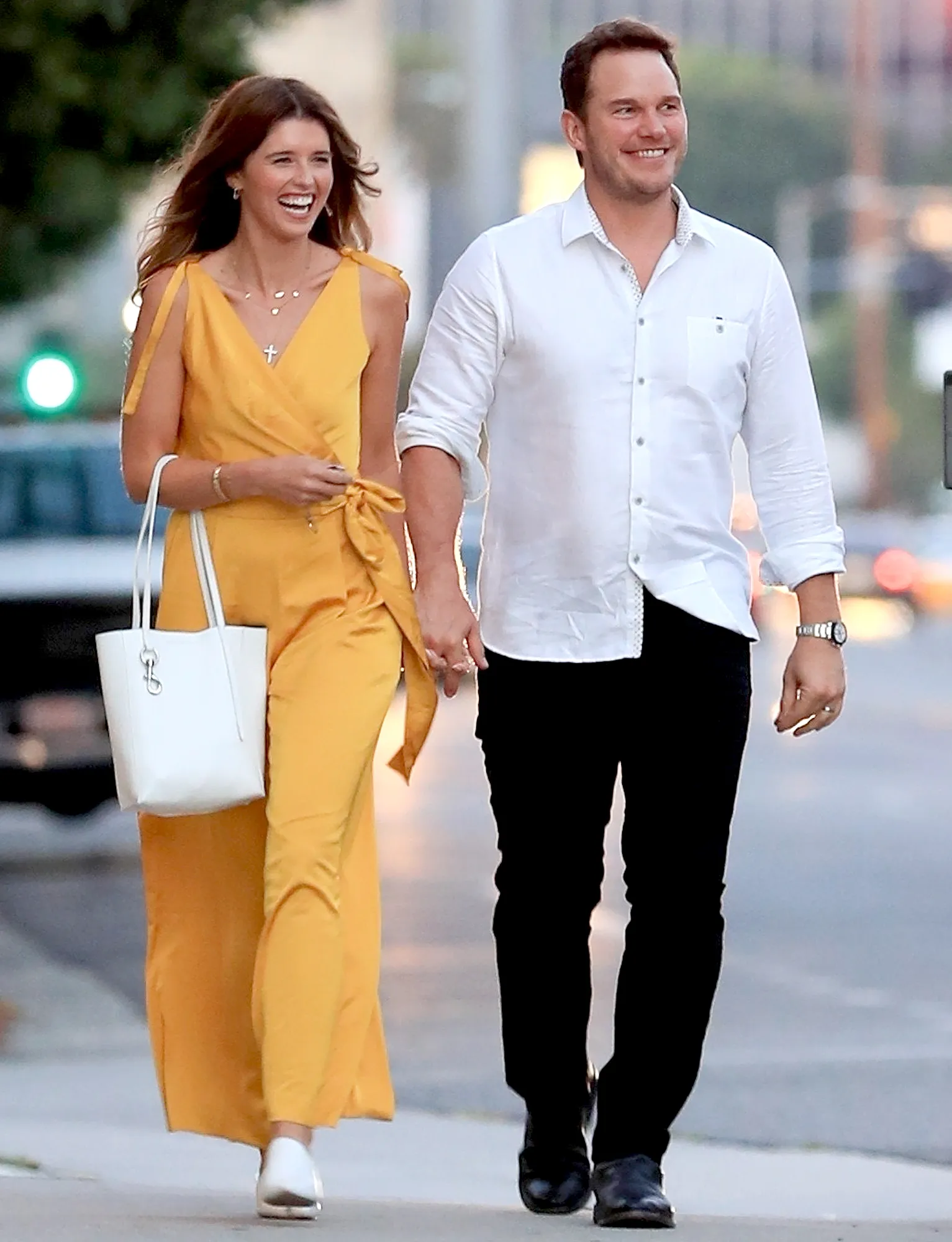 Katherine-Schwarzenegger-and-Chris-Pratt-dinner-date-holding-hands