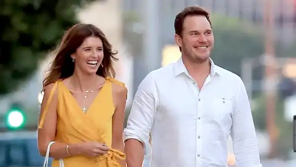 Katherine-Schwarzenegger-and-Chris-Pratt-dinner-date-holding-hands