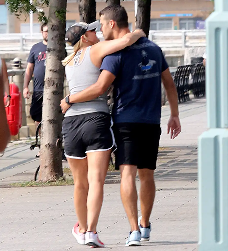 Miranda-Lambert-and-Brendan-McLoughlin-NYC-kiss