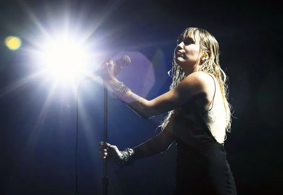 Miley Cyrus What You Didn't See On TV MTV VMAs 2019