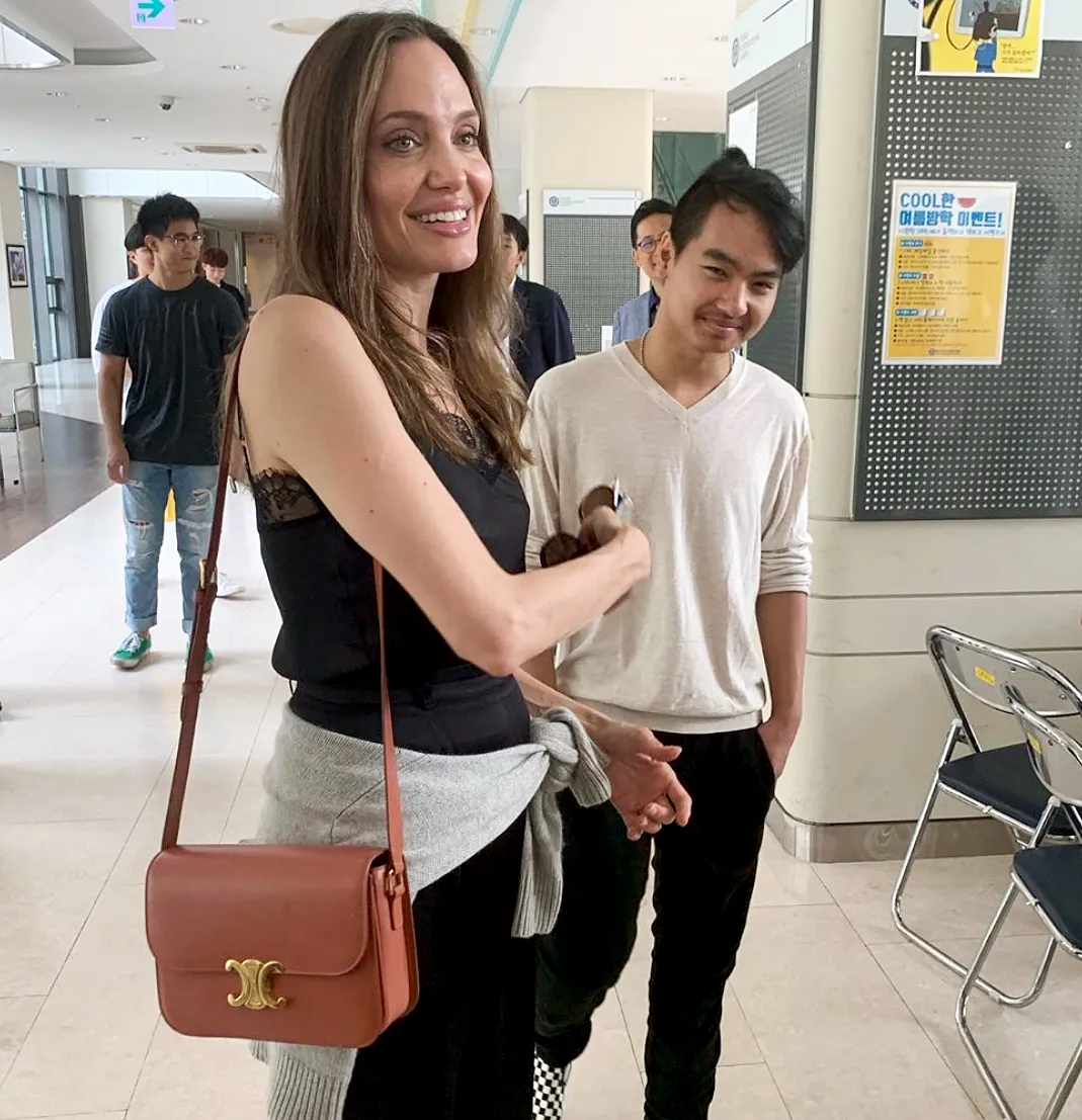 Angelina-Jolie-drops-off-Maddox-college