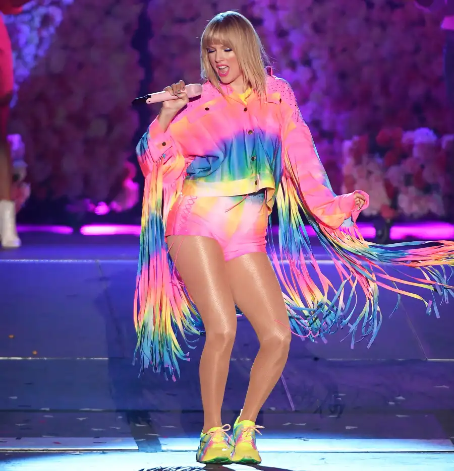 Celebs Wearing Tie-Dye - Taylor Swift June 1, 2019