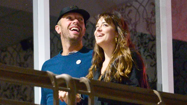 Chris-Martin-and-Dakota-Johnson-Are-Back-Together