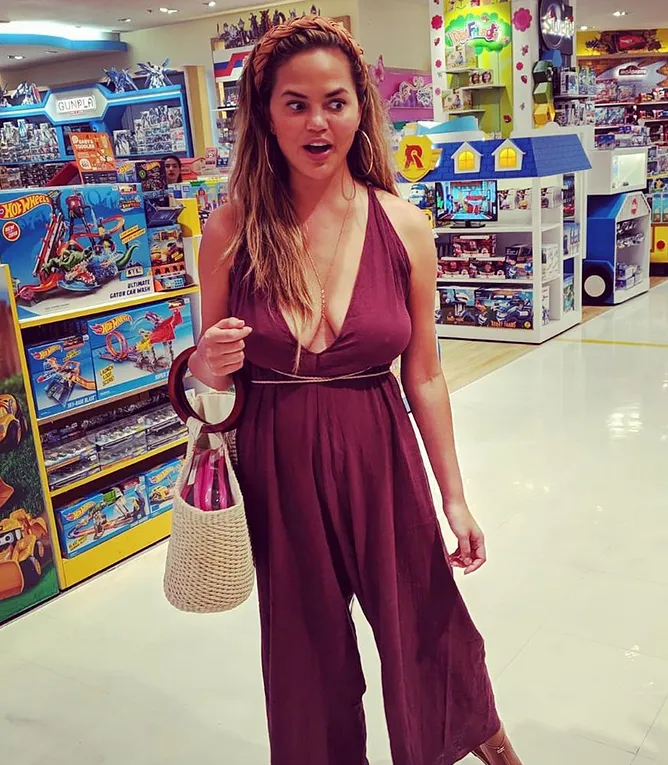 Chrissy-Teigen-Wardrobe-Malfunction