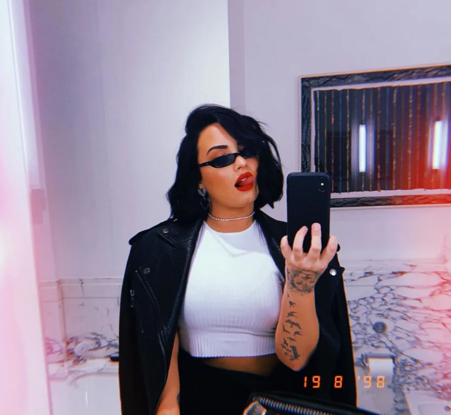 Demi-Lovato-silly-selfie