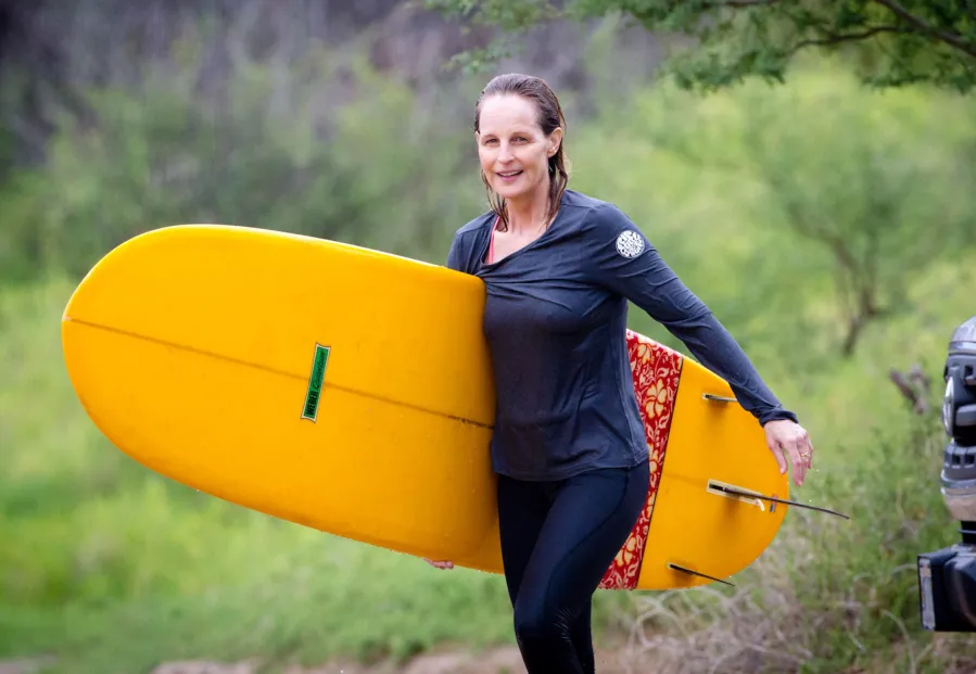 Helen-Hunt-surfing