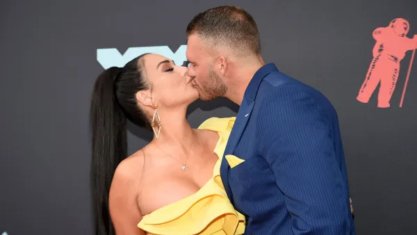 Jenni-Farley-and-Zack-Clayton-Carpinello-PDA-Red-Carpet-VMAs-2019