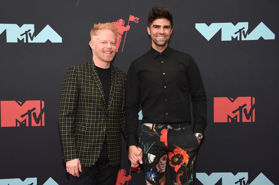 Jesse-Tyler-Ferguson-and-Justin-Mikita-PDA-Red-Carpet-VMAs-2019