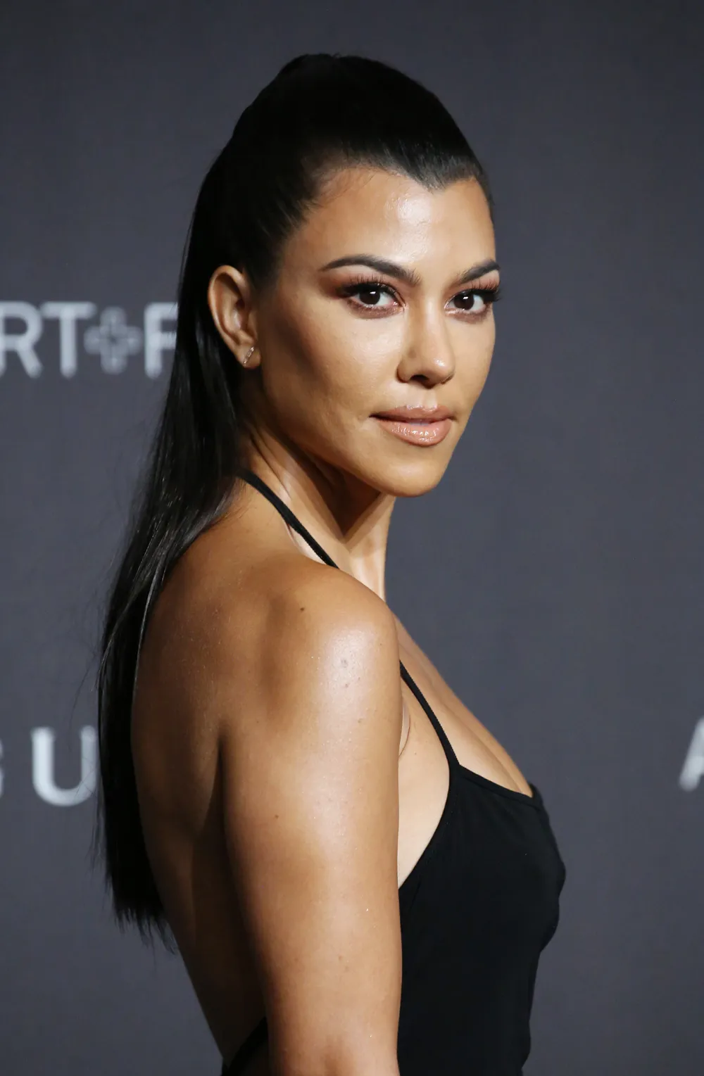 Kourtney Kardashian Praised for Not Editing Out Stretch Marks