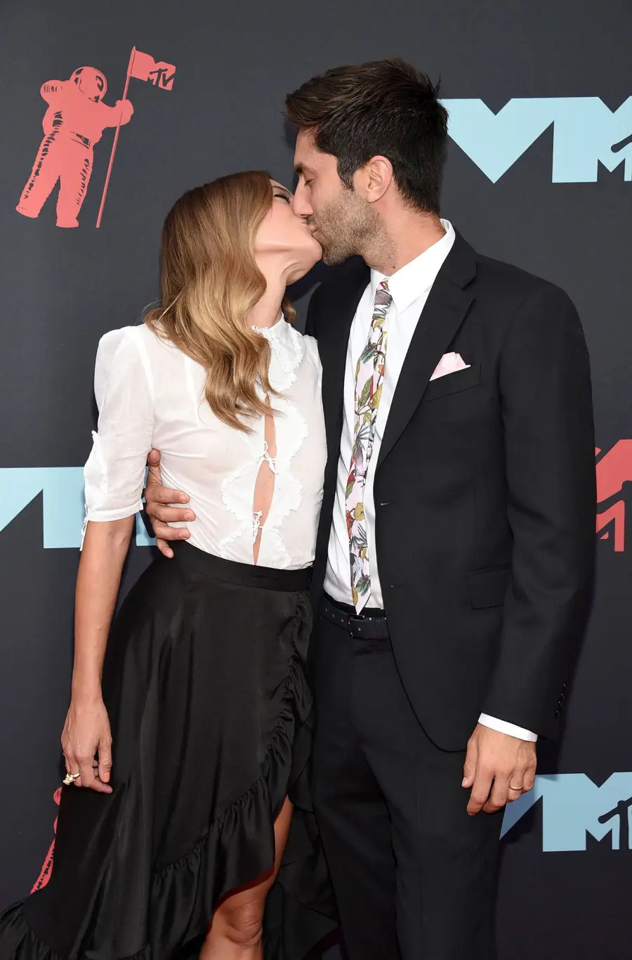 Laura-Schulman-and-Nev-Schulman-PDA-Red-Carpet-VMAs-2019