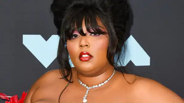 Lizzo-diamond-necklace-VMAs-2019-2