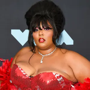 Lizzo-diamond-necklace-VMAs-2019-2