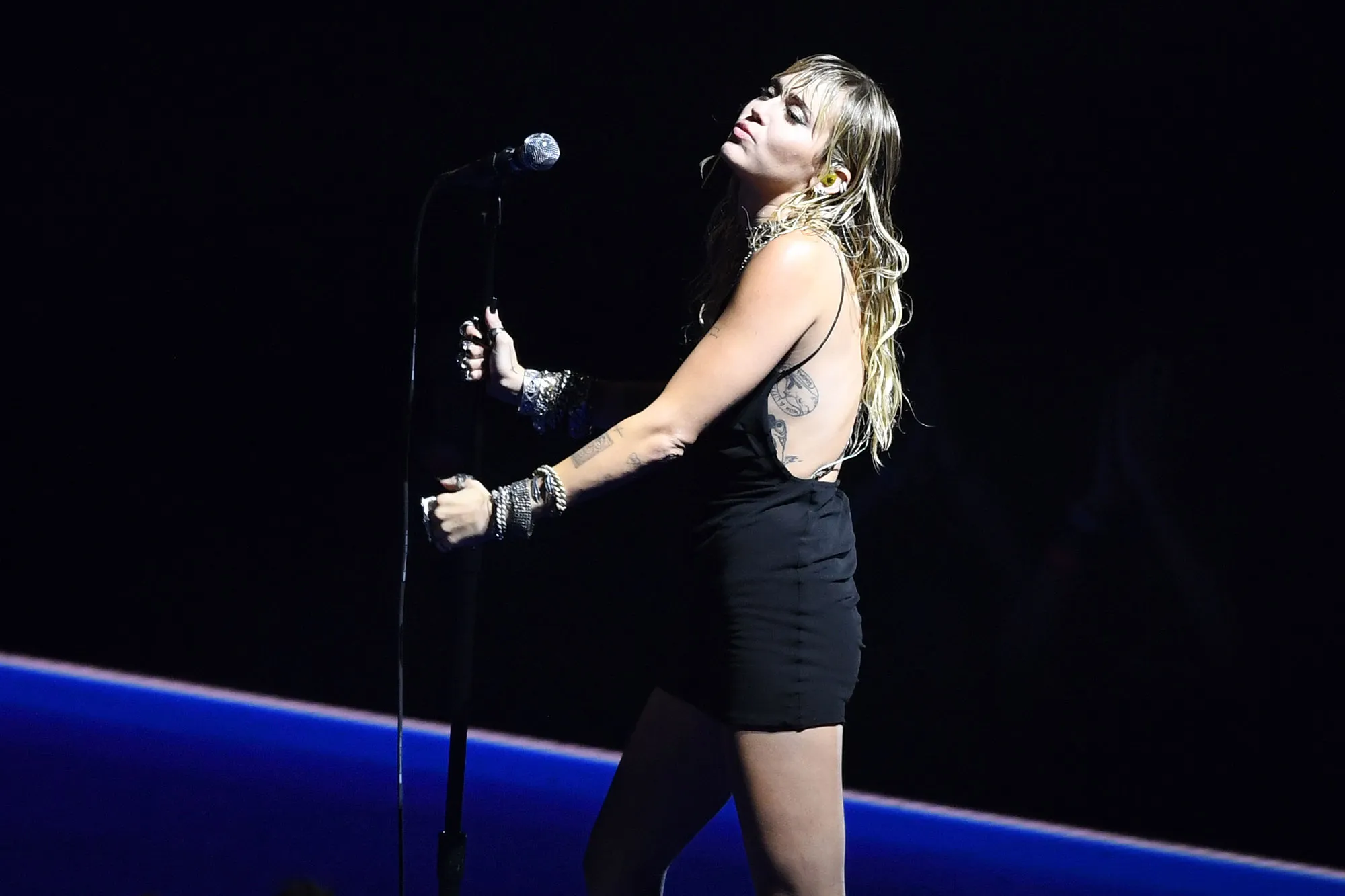 Miley-Cyrus-Emotionally-Performs-‘Slide-Away’-Amid-Liam-Hemsworth-Divorce