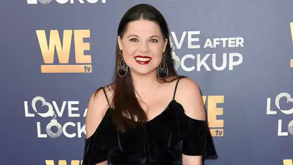 Pregnant-Amy-Duggar-Poses-For-Maternity-Shoot-in-Dress-From-Grandma-Mary