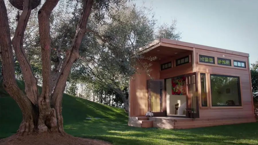 Scott Disick Builds Kids Playhouse