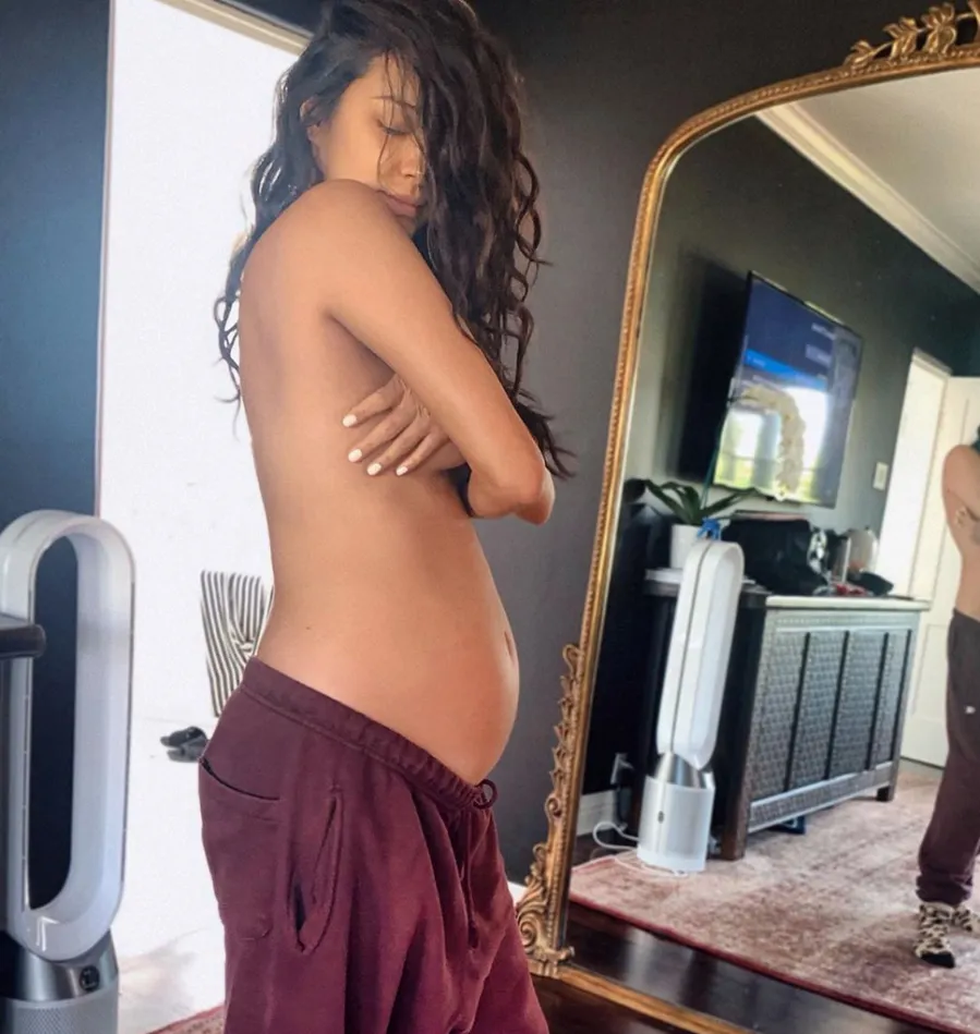 Shay-Mitchell-baby-bump