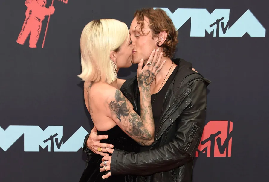 Skylar-Grey-and-Elliott-Taylor-PDA-Red-Carpet-VMAs-2019