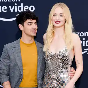 Sophie-Turner-Surprises-Joe-Jonas-With-Birthday-Cake-During-Concert