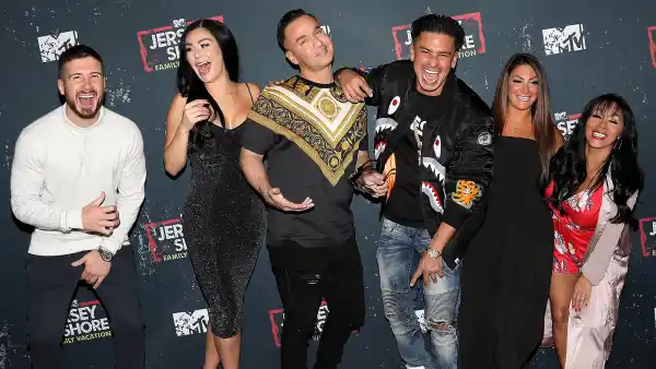 Vinny Guadagnino, Jenni J-Woww Farley, Michael The Situation Sorrentino, Paul ' Paul DelVecchio ' Delvecchio, Deena Nicole Cortese and Nicole Snooki Polizzi Free From Jail Jersey Shore Group Chat