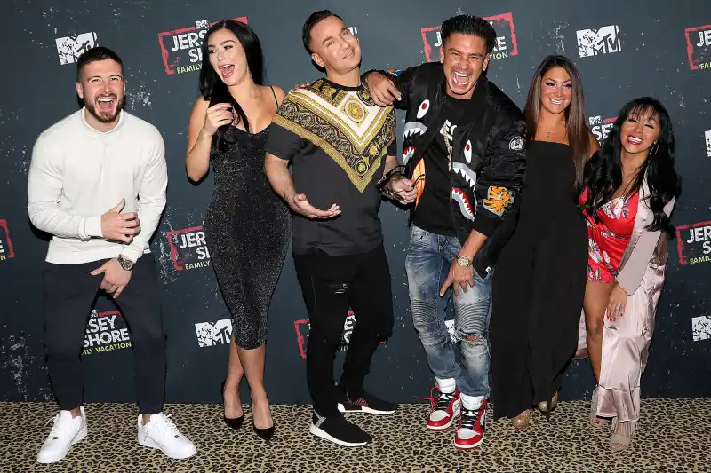 Vinny Guadagnino, Jenni J-Woww Farley, Michael The Situation Sorrentino, Paul ' Paul DelVecchio ' Delvecchio, Deena Nicole Cortese and Nicole Snooki Polizzi Free From Jail Jersey Shore Group Chat