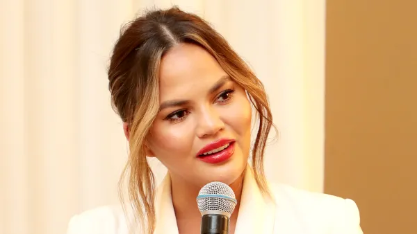 Chrissy-Teigen-Claps-Back-at-Troll