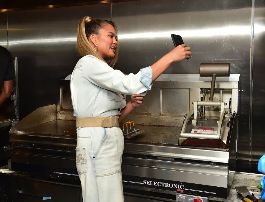 Chrissy Teigen Serves Burgers to Customers at L.A. Shake Shack