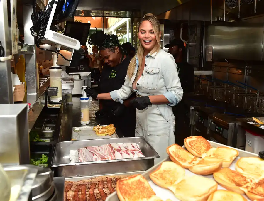 Chrissy Teigen Serves Burgers to Customers at L.A. Shake Shack