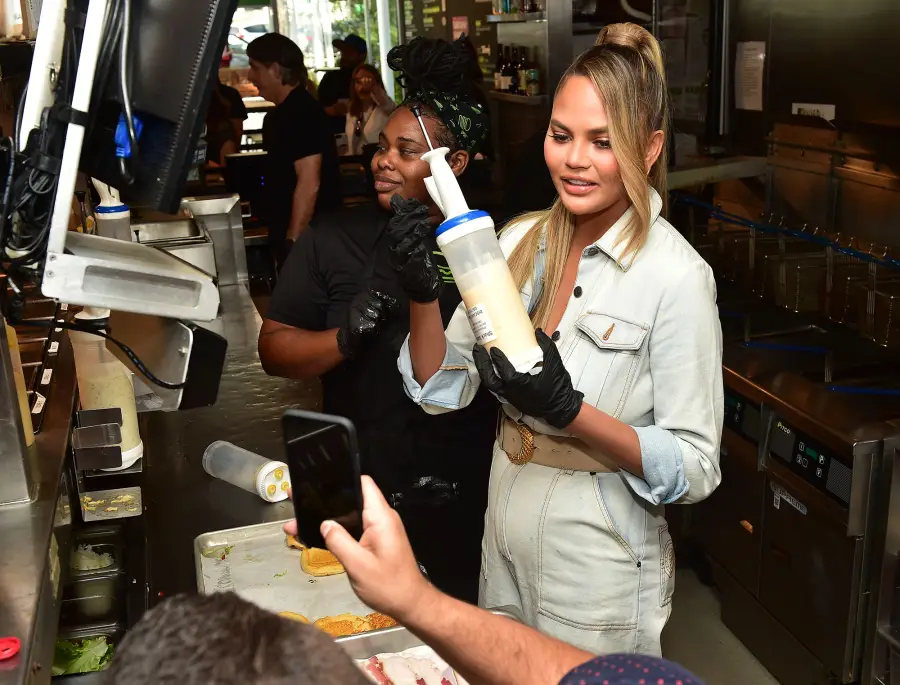 Chrissy Teigen Serves Burgers to Customers at L.A. Shake Shack