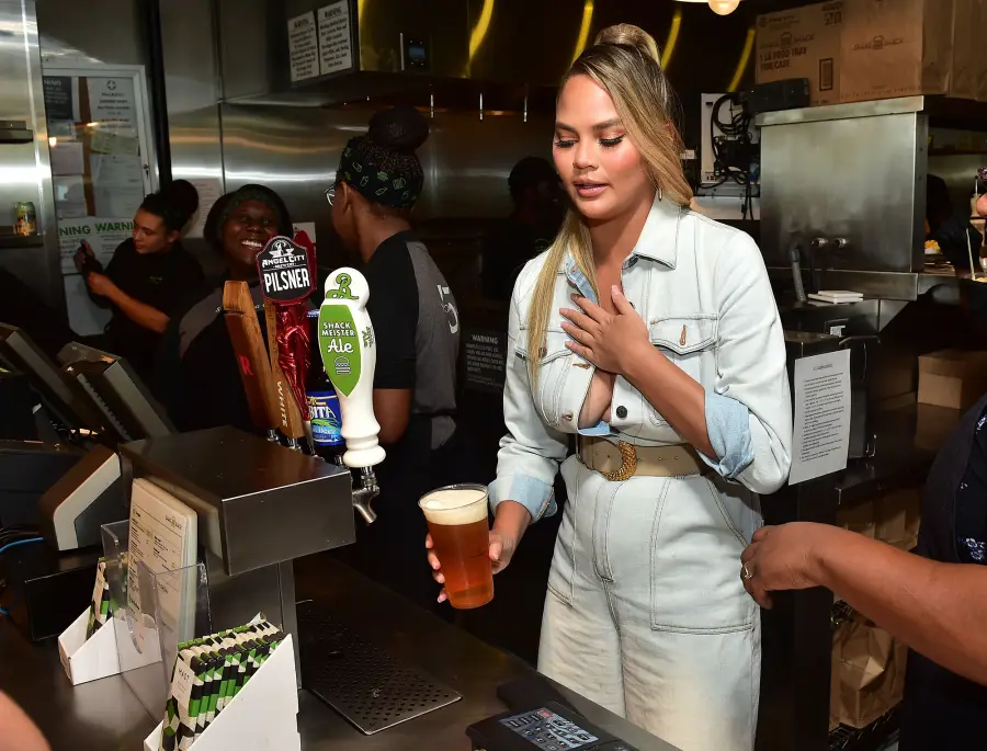 Chrissy Teigen Serves Burgers to Customers at L.A. Shake Shack