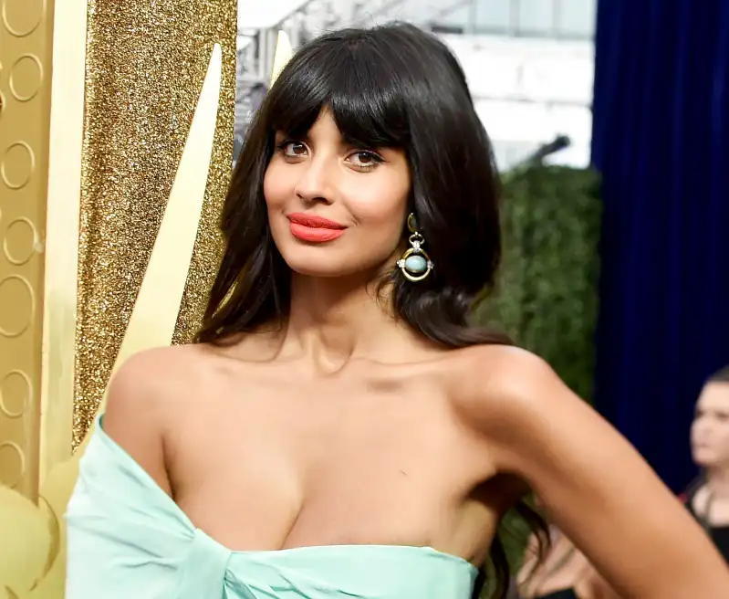 Jameela-Jamil-Emmys-2019-Makeup-3