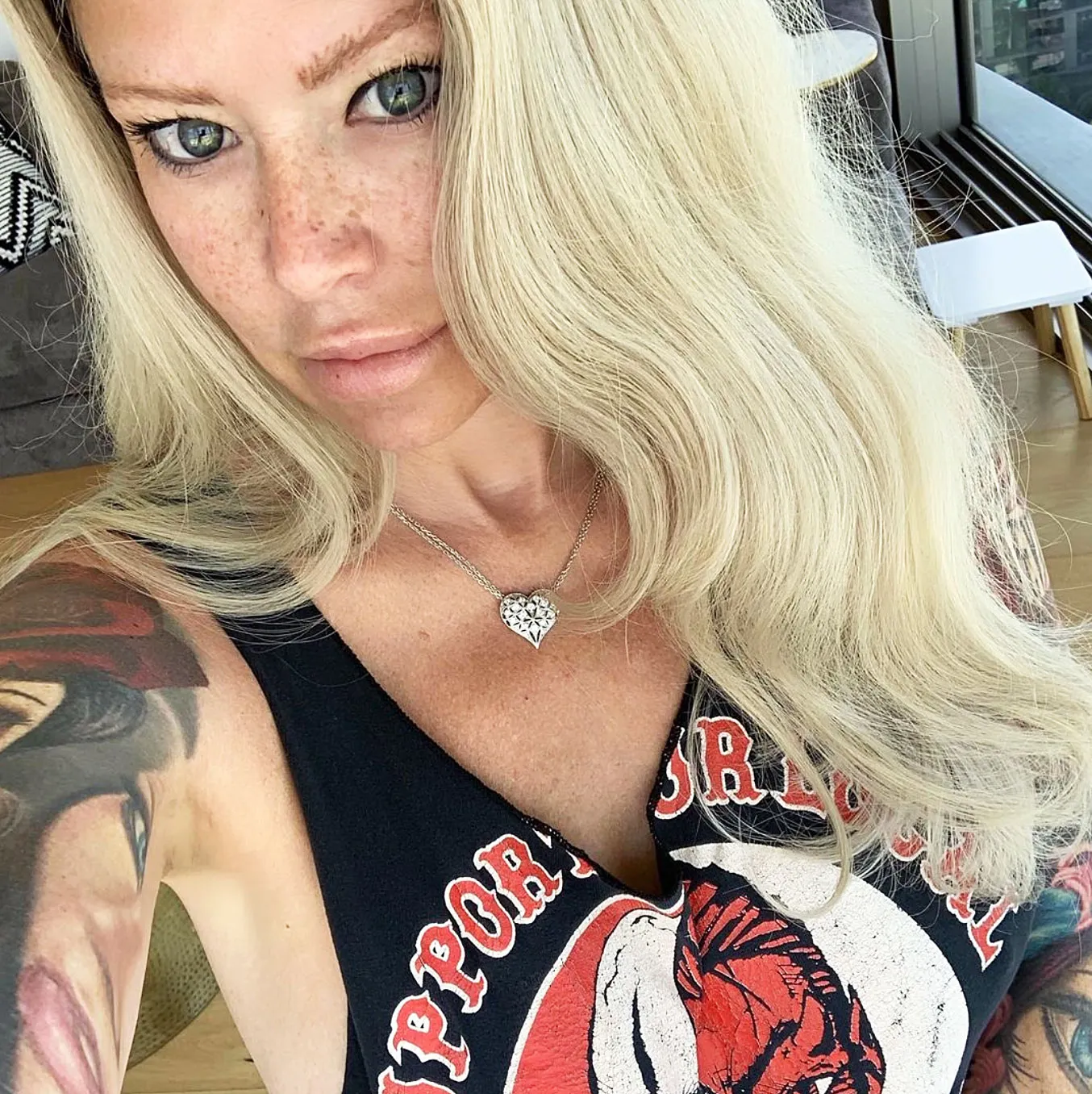 Jenna Jameson Selfie Loves This Guilt-Free Dark Chocolate Keto Bark From Amazon