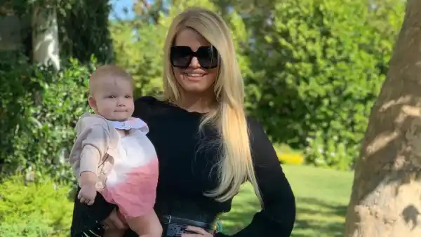 Jessica Simpson Loses 100 Lbs 6 Months After Baby
