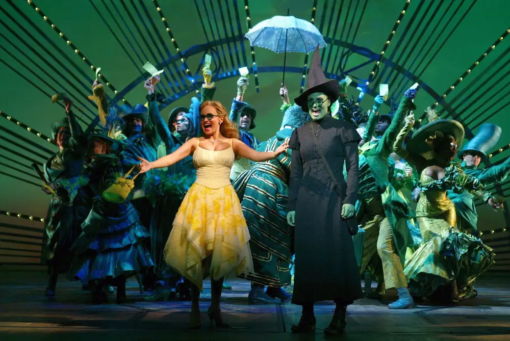 Kristin-Chenoweth-as-Glinda,-Idina-Menzel-as-Elphaba-Wicked