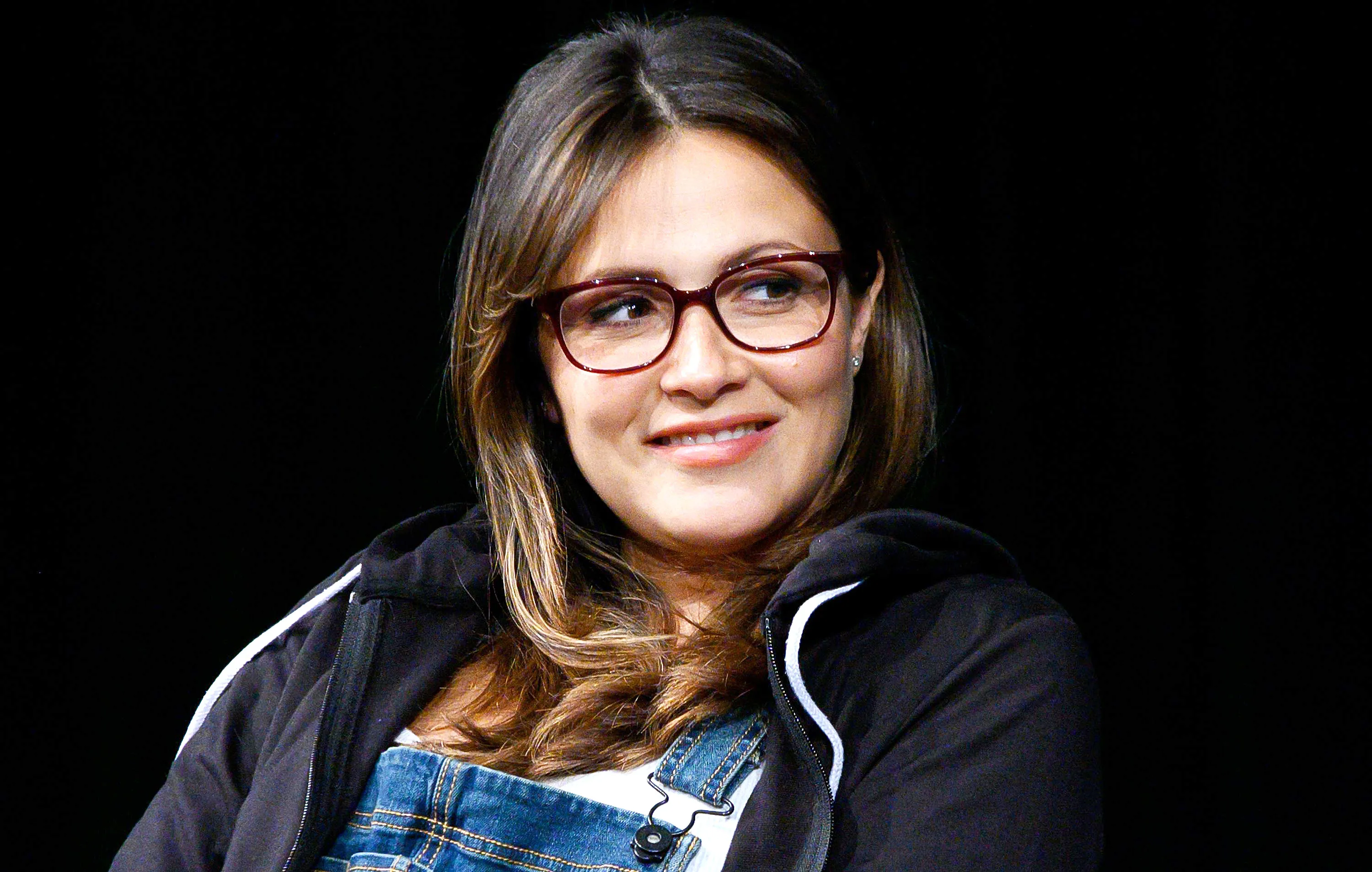 Robbie Amell Pregnant Wife Italia Ricci Says She Is Flirting With 200 Pounds