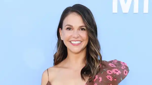 Sutton Foster Jokes About Juggling Dogs, Daughter on ‘Younger’ Set