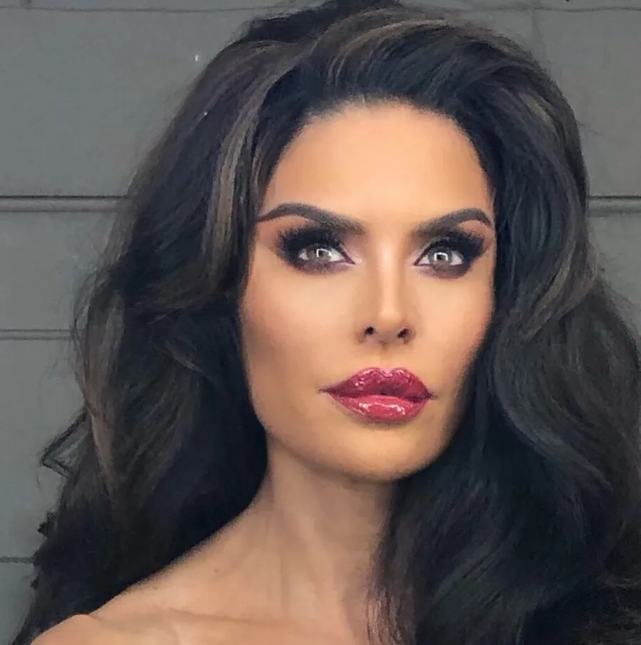 Celeb Halloween Costume Inspo - Lisa Rinna